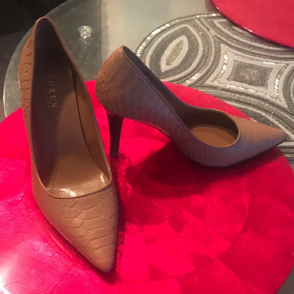 Lauren Ralph Lauren crocodile tan heels size 7